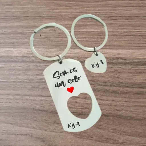 Pareja llaveros metálicos personalizado con vinyl
