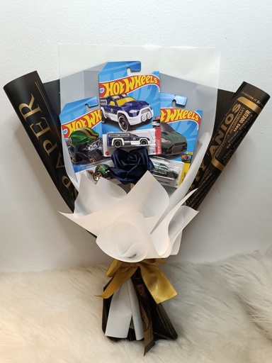 3 Hot Wheels y 1 rosa eterna 