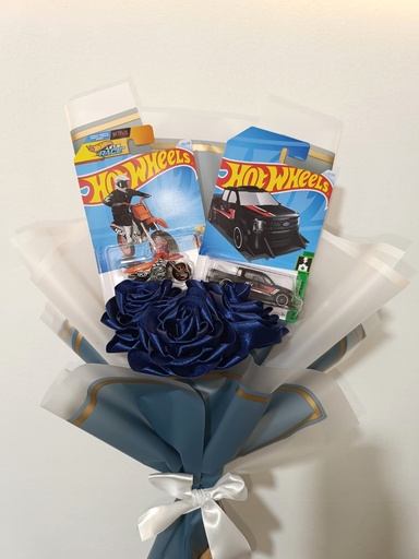 2 Hot Wheels y 3 Rosas eternas