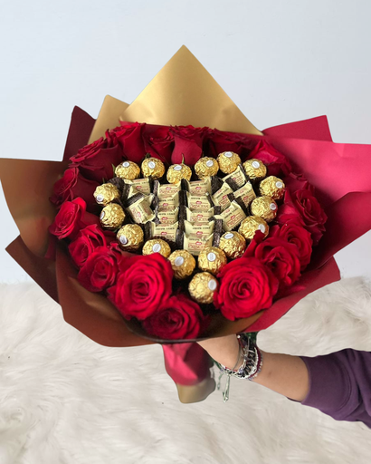 Buchon de rosas naturales y chocolates
